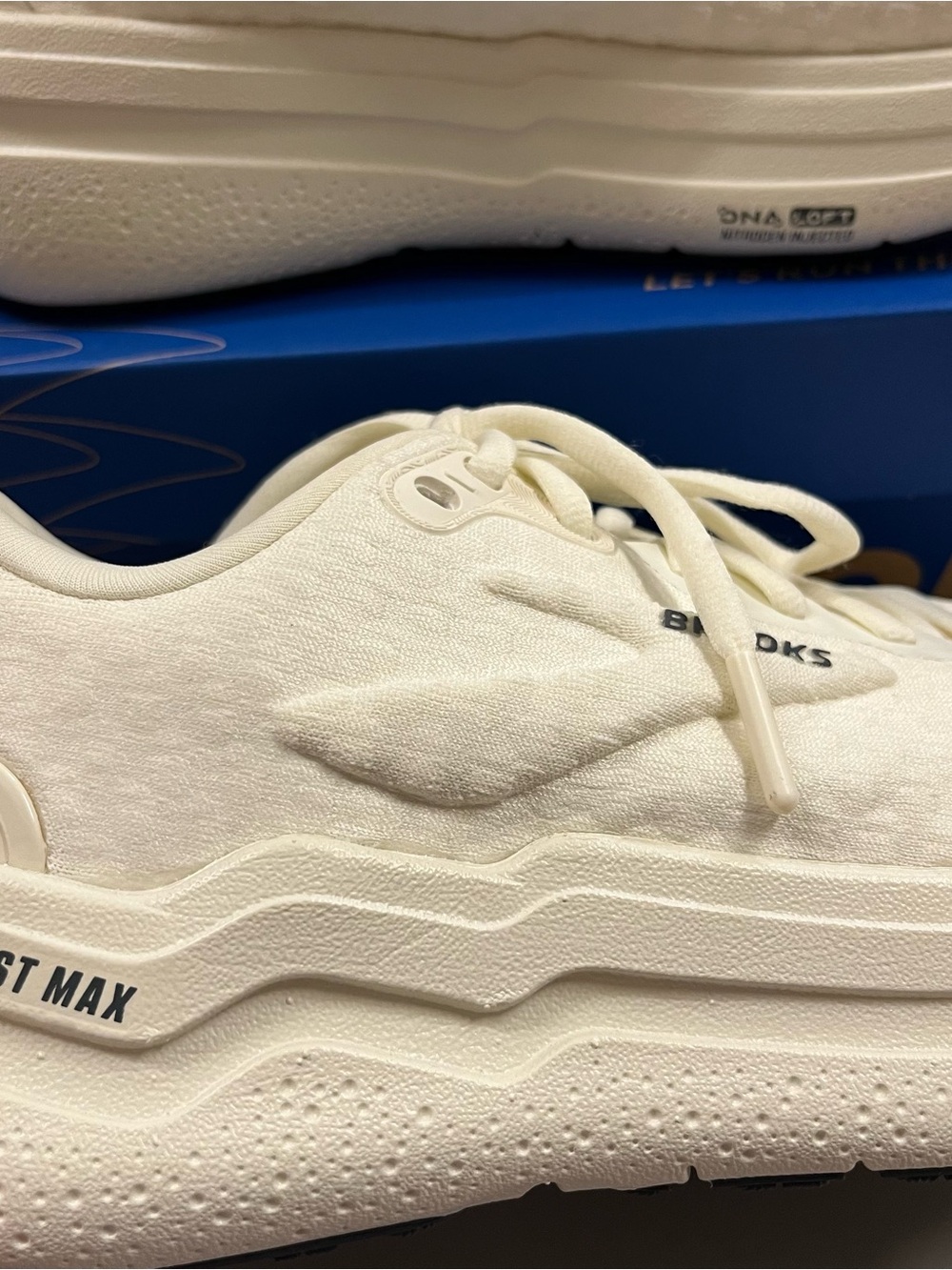 NIB Brooks Ghost Max Cream Textured Tennis Shoe Size 9 - Picture 2 of 8